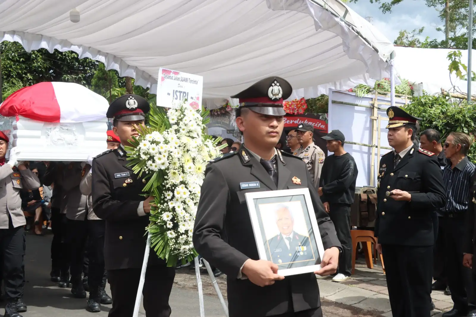 Upacara Persemayaman dan Pemakaman Brigjen Pol (Purn) Drs. Ivan Sihombing Digelar Khidmat di Tondano Barat